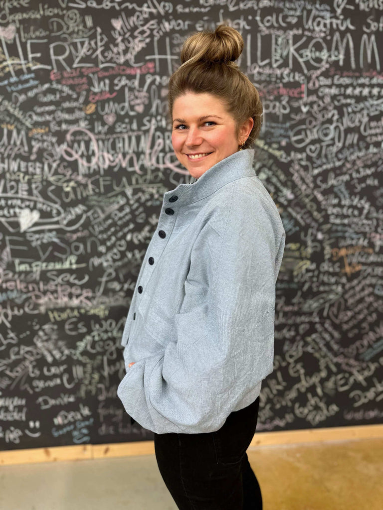 Nähbeispiel vom Baumwollpanama in der Farbe Himmelblau als Jacke No69 von Trendschnitt