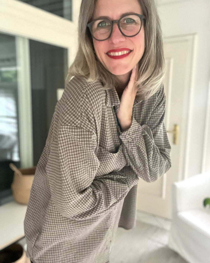 Nähbeispiel unseres Vichykaro Flanell in der Farbe Khaki als Carry von Fibremood