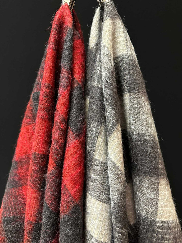 Produktfoto von unseren beiden Buffalochecks-Mohair im direkten Farbvergleich
