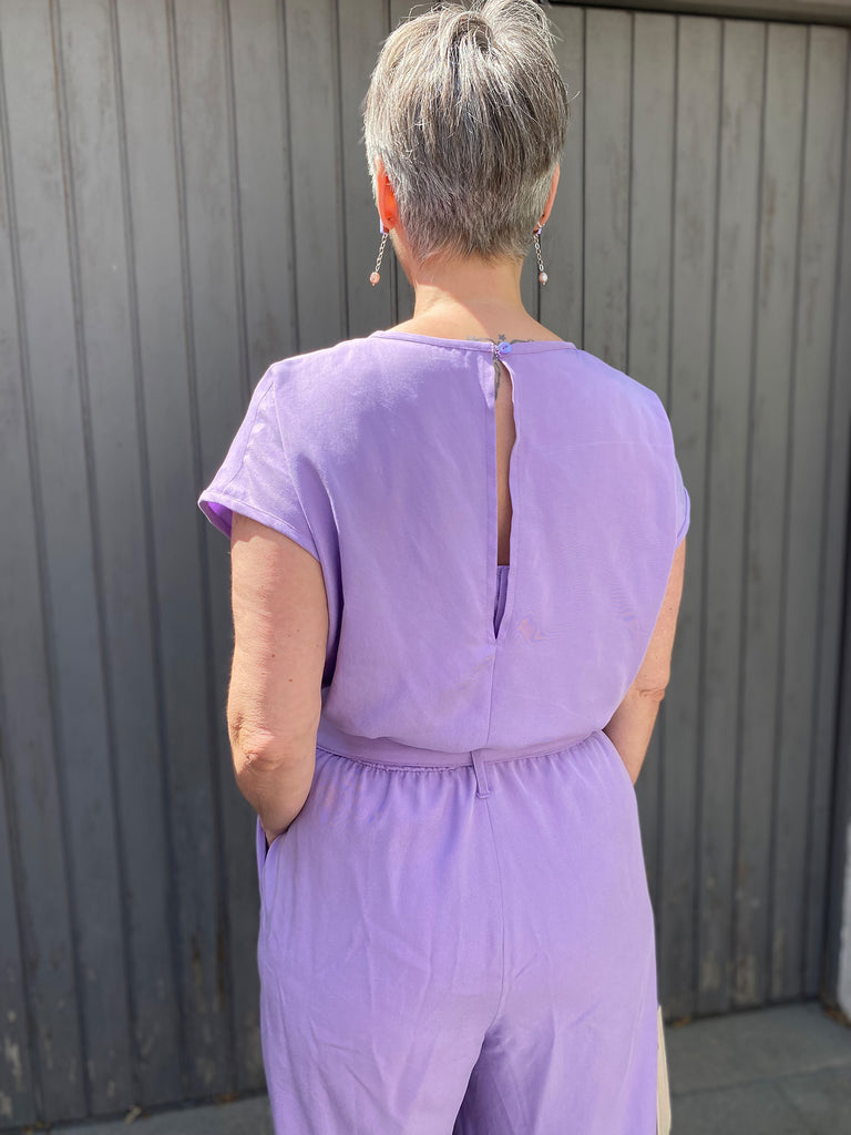 Nähbeispiel von unserem Sanded Tencel in der Farbe Flieder