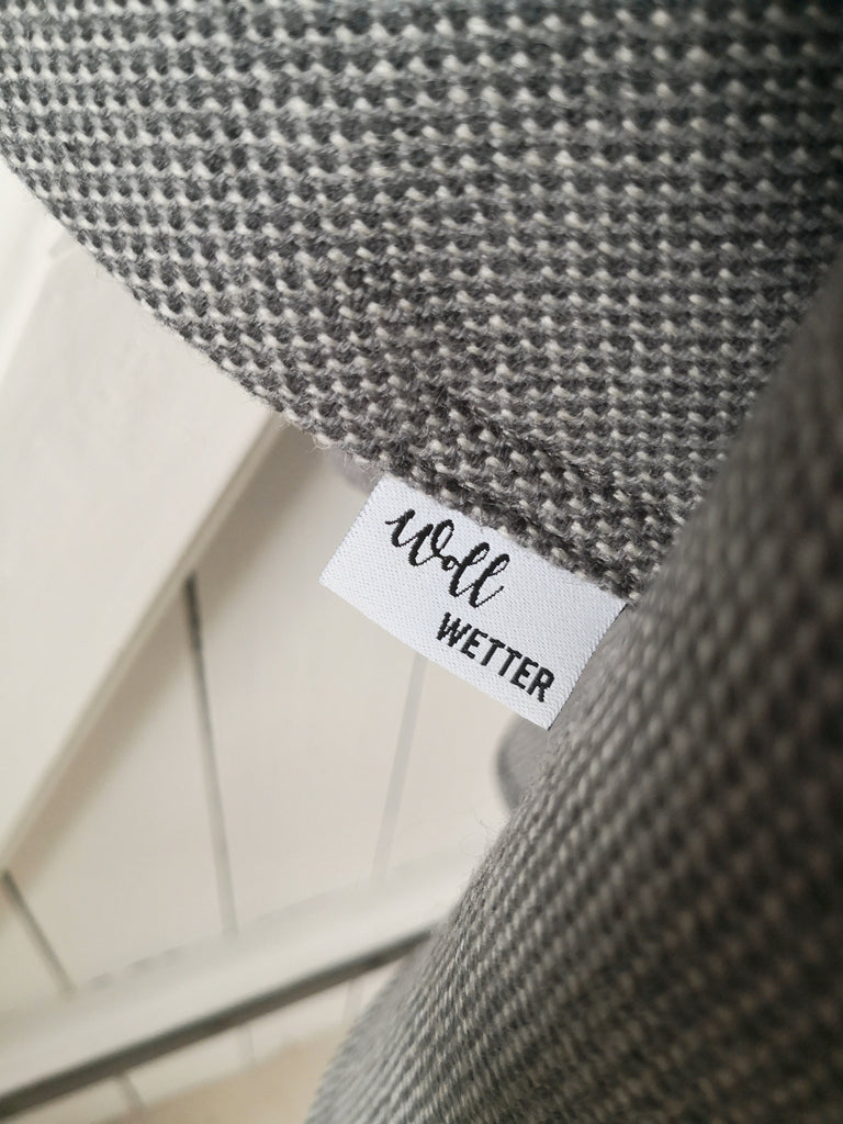 Nähbeispiel aus dem German Tweed Faux Uni in der Farbe Silberwolke als Poncho Pavilly von Schnittquelle