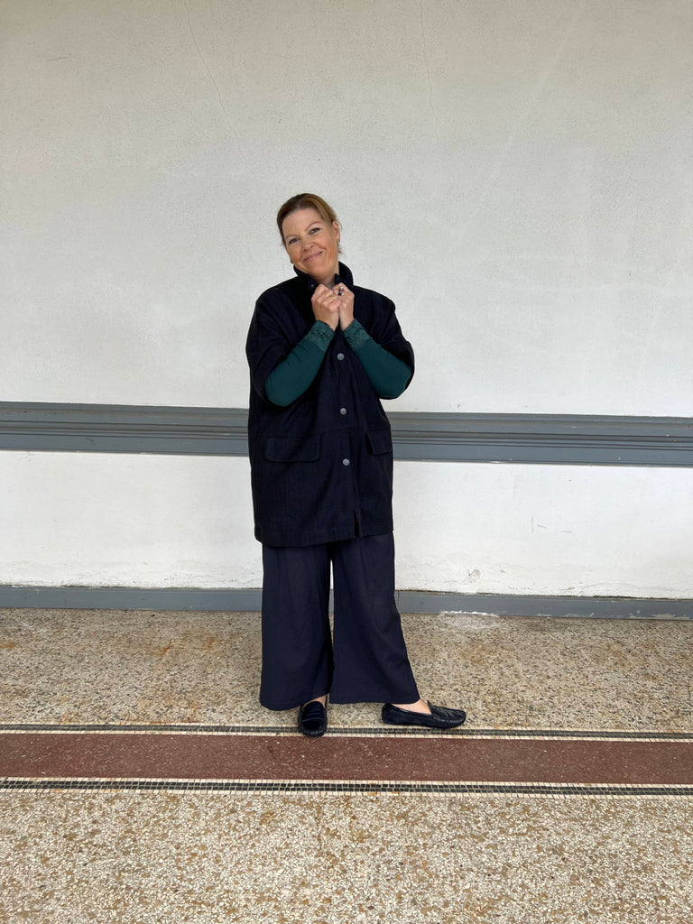 Nähbeispiel vom German Tweed Fischgrat König Drosselbart als Cap Sleeve Vest von The Assembly Line