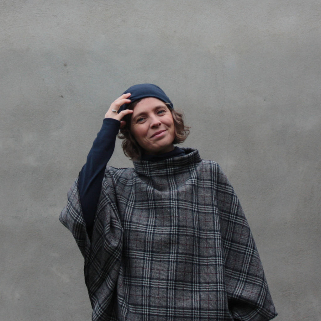 Nähbeispiel von unserem German Tweed Glencheck Georg als Poncho