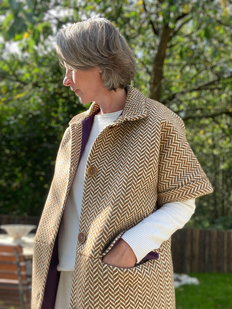 Nähbeispiel aus dem German Tweed Maxi Fischgrat in der Farbe Anis als Cap Sleeve Vest von The Assembly Line