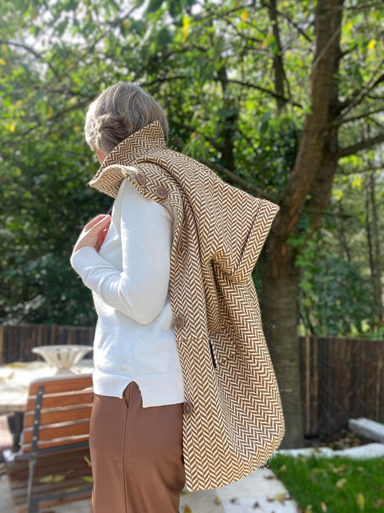 Nähbeispiel aus dem German Tweed Maxi Fischgrat in der Farbe Anis als Cap Sleeve Vest von The Assembly Line