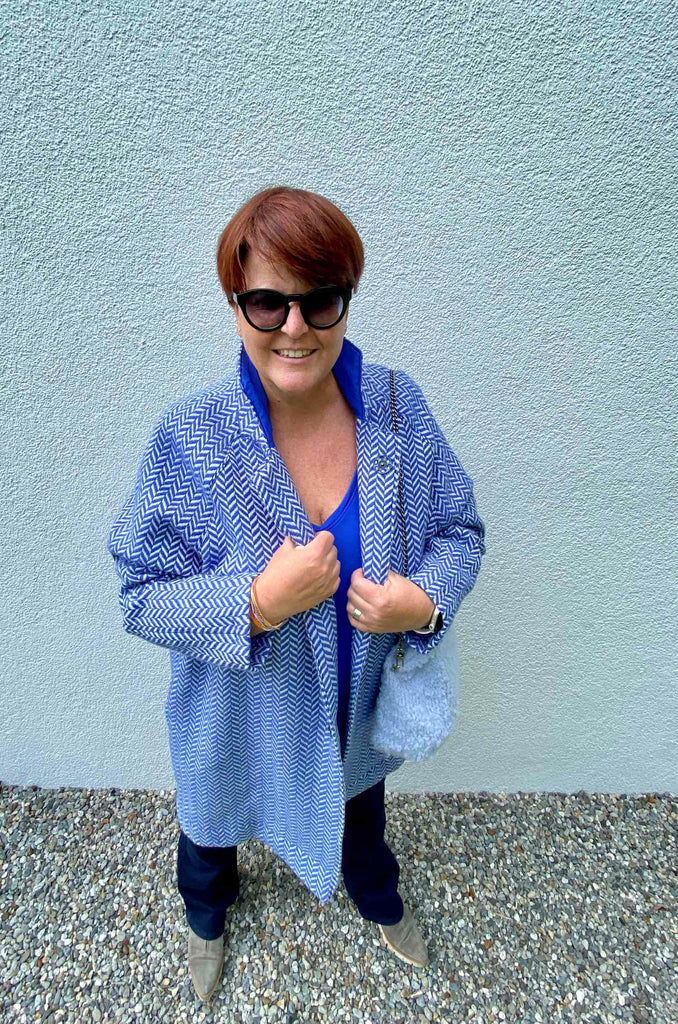 Nähbeispiel vom German Tweed Maxi Fischgrat in der Farbe Kobalt als "Frau Linda" von Studioschnittreif