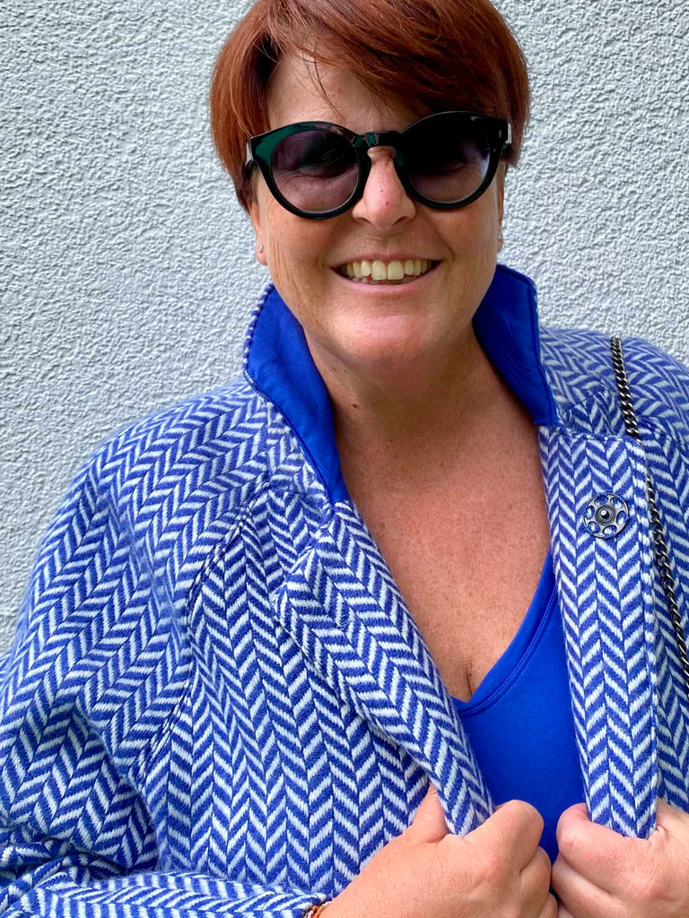 Nähbeispiel vom German Tweed Maxi Fischgrat in der Farbe Kobalt als "Frau Linda" von Studioschnittreif