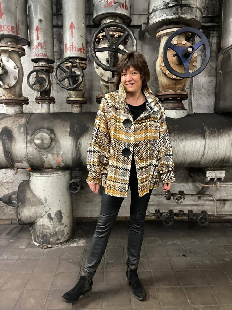 Nähbeispiel von unserem German Tweed Maxikaro als Mantel aus der Vogue