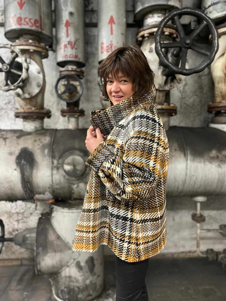 Nähbeispiel von unserem German Tweed Maxikaro als Mantel aus der Vogue