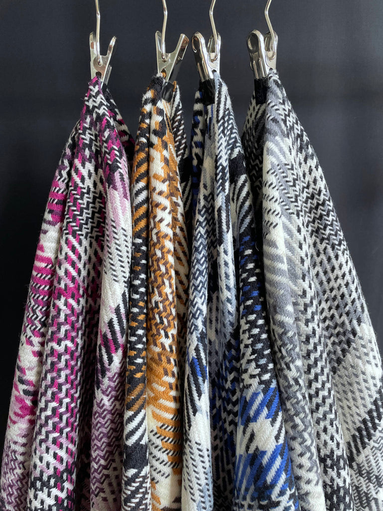 Unsere German Tweeds Maxikaros in Pink, Gelb, Blau und Grau nebeneinander