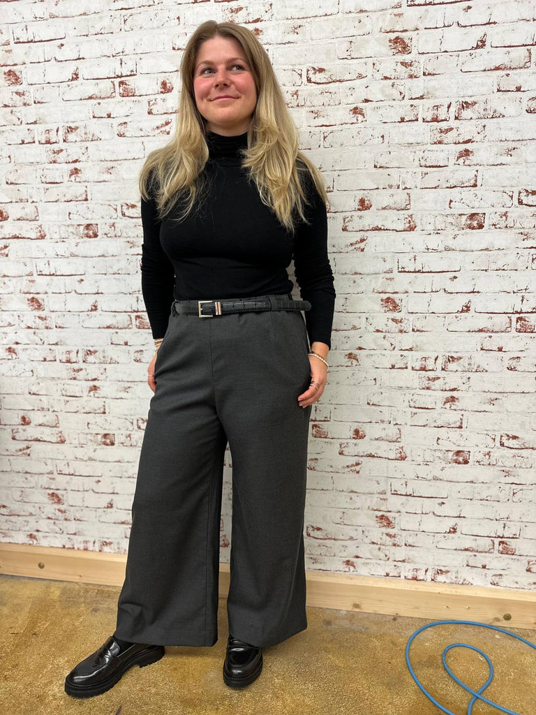 Nähbeispiel aus unserem wertigen Fabric als weitgeschnittene Hose aus der Burda 