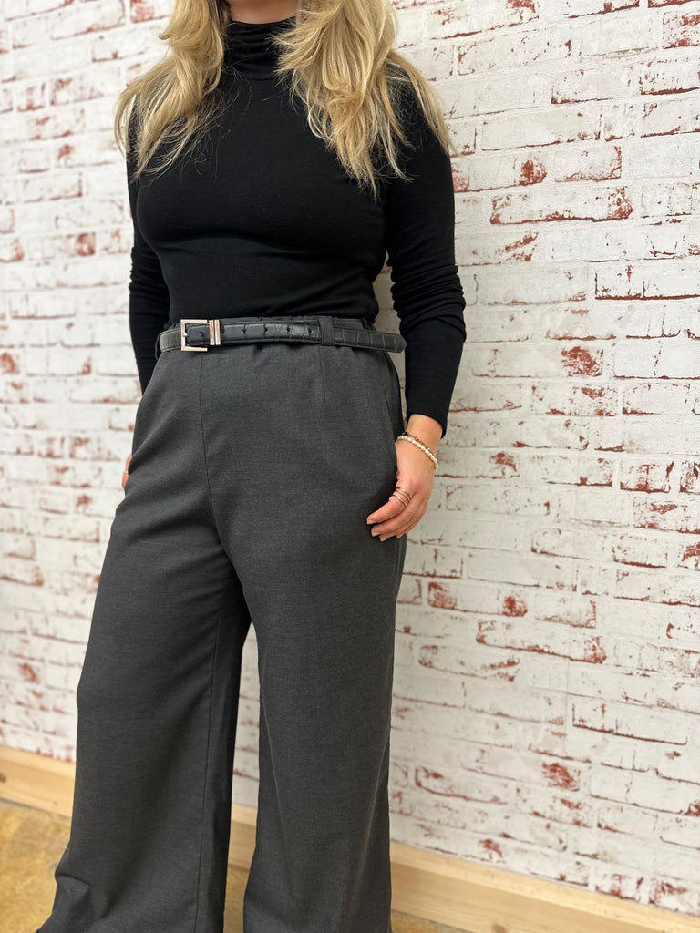 Nähbeispiel aus unserem wertigen Fabric als weitgeschnittene Hose aus der Burda 