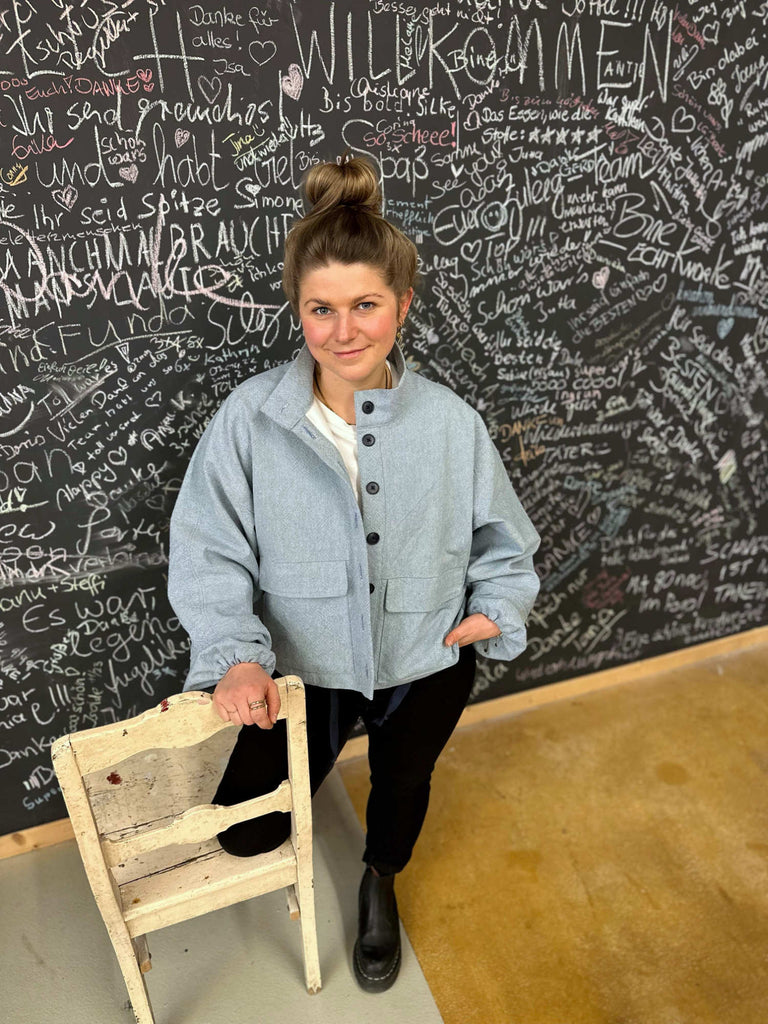 Nähbeispiel vom Baumwollpanama in der Farbe Himmelblau als Jacke No69 von Trendschnitt