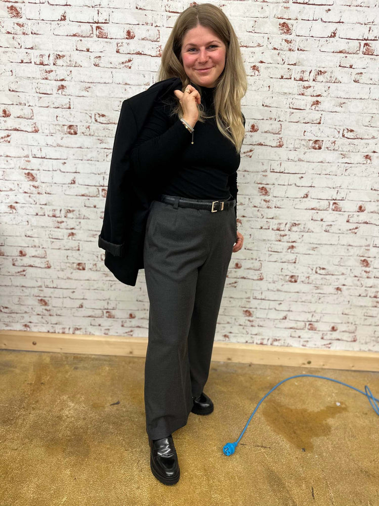 Nähbeispiel aus unserem wertigen Fabric als weitgeschnittene Hose aus der Burda 