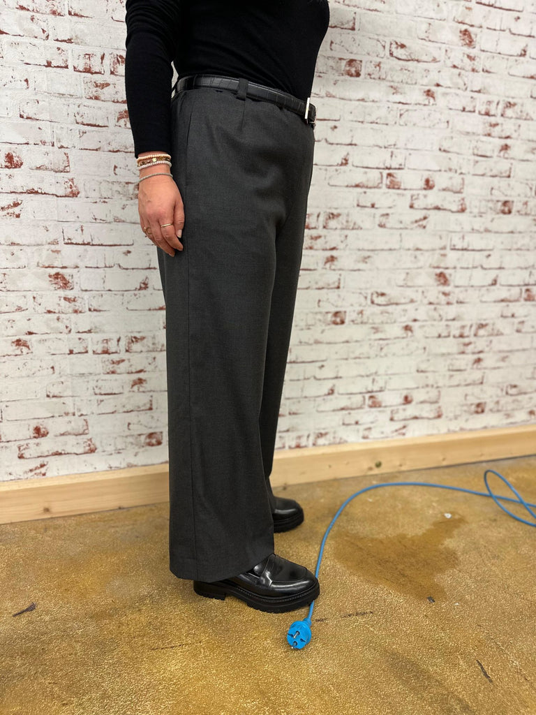 Nähbeispiel aus unserem wertigen Fabric als weitgeschnittene Hose aus der Burda 