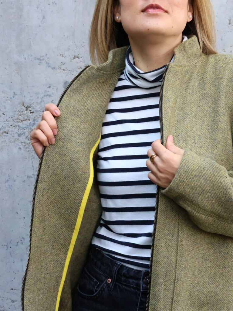 Nähbeispiel aus unserer recycelten Wolle in der Farbe Senfgelb nach dem Schnittmuster Tom von Sewingmachina