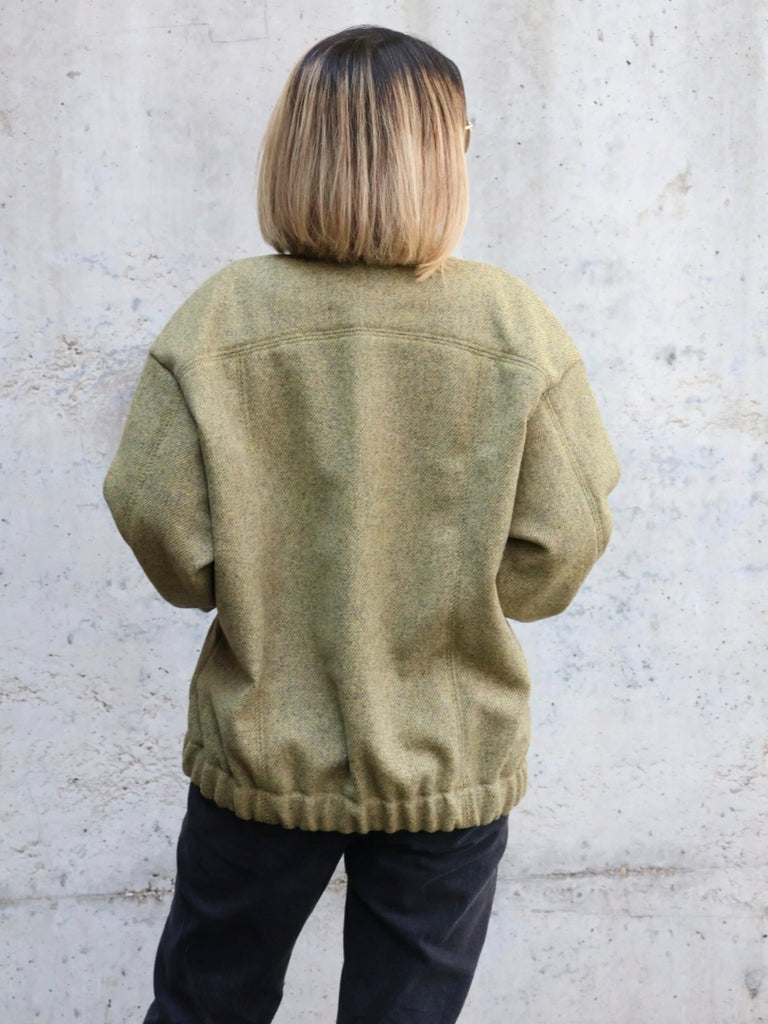 Nähbeispiel aus unserer recycelten Wolle in der Farbe Senfgelb nach dem Schnittmuster Tom von Sewingmachina