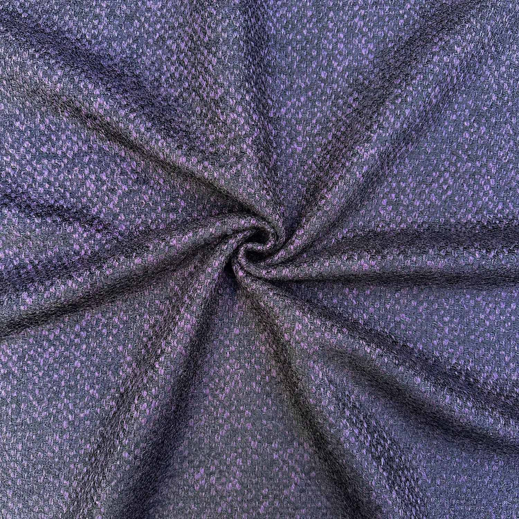 Produktfoto unseres Mantelstoffs in lilaschwarzen Panamamuster 