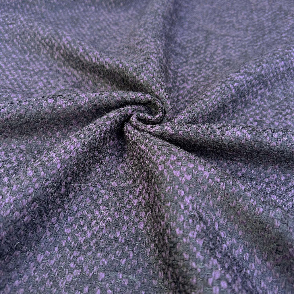 Produktfoto unseres Mantelstoffs in lilaschwarzen Panamamuster 