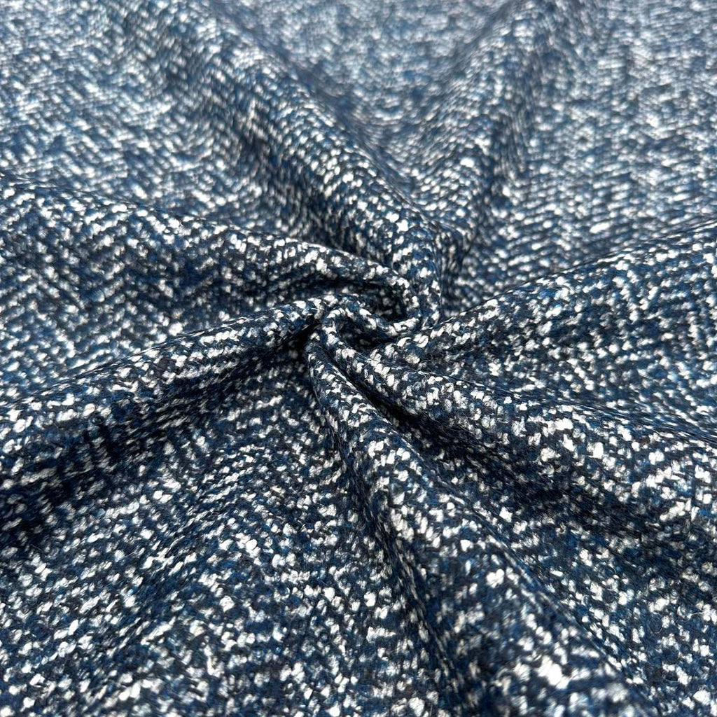 Produktfoto unseres Mantelstoffs in blauweißen Fischgratmuster