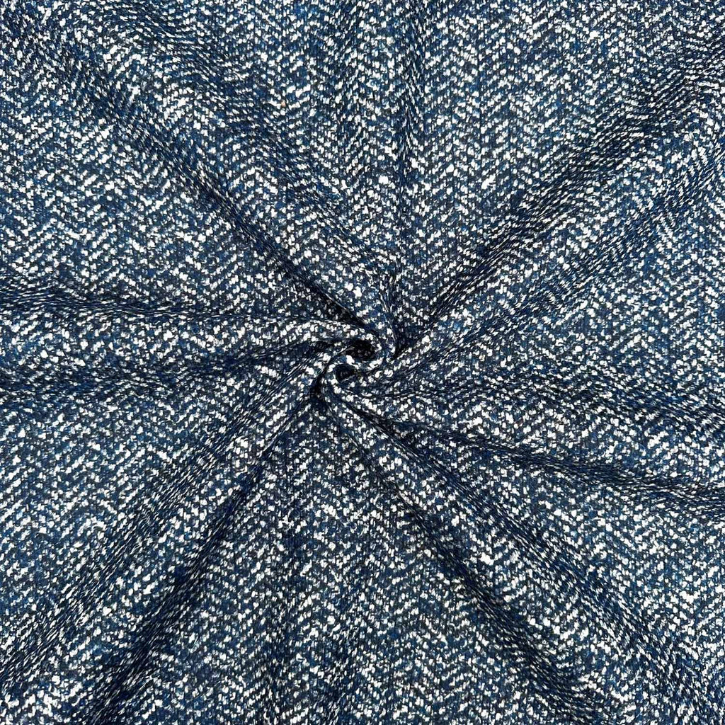 Produktfoto unseres Mantelstoffs in blauweißen Fischgratmuster