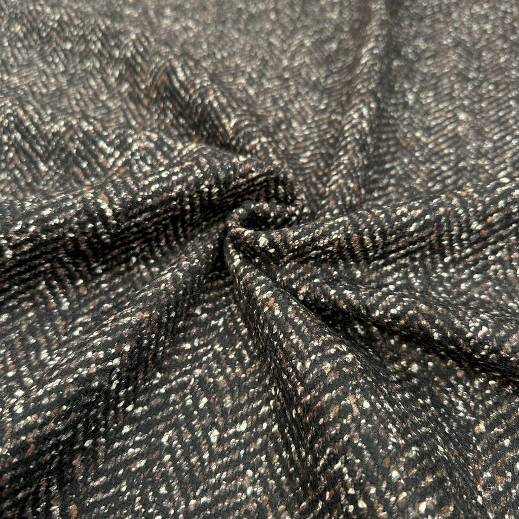 Produktfoto unseres Mantelstoffs in schwarzbraunem Fischgratmuster