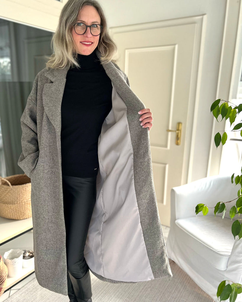 Designbeispiel von unserer ReWool in Greige als Mantel Selma von bara_studio