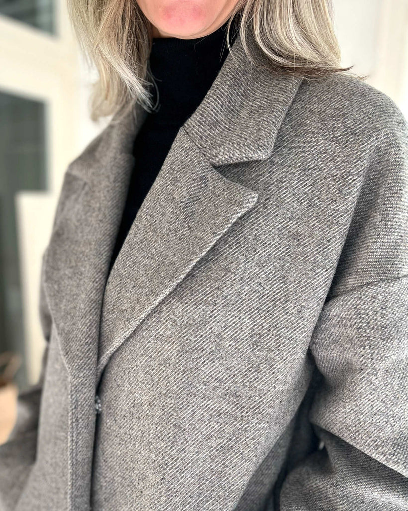 Designbeispiel von unserer ReWool in Greige als Mantel Selma von bara_studio - Detailfoto vom Kragen