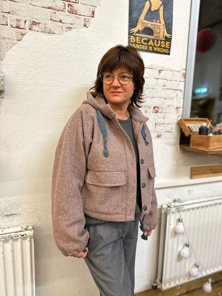 Designbeispiel unserer ReWool in der Farbe Pfirsich als Jacke No69 von Trendschnitt