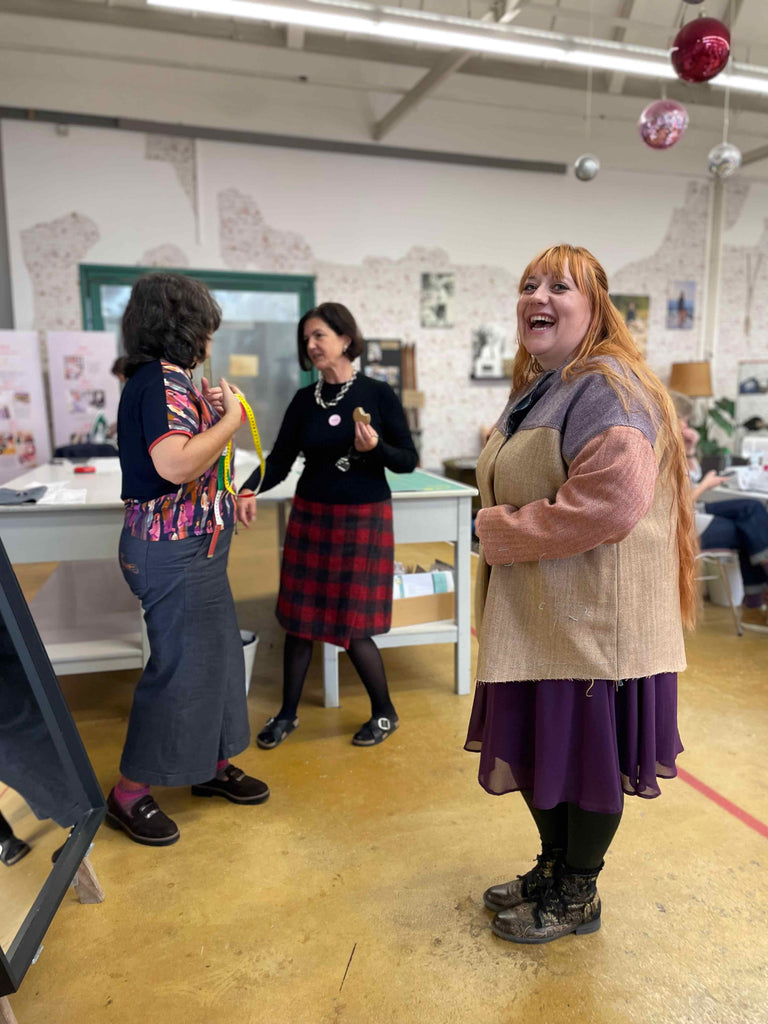 Teilnehmerinnen vor dem Spiegel bei der Anprobe