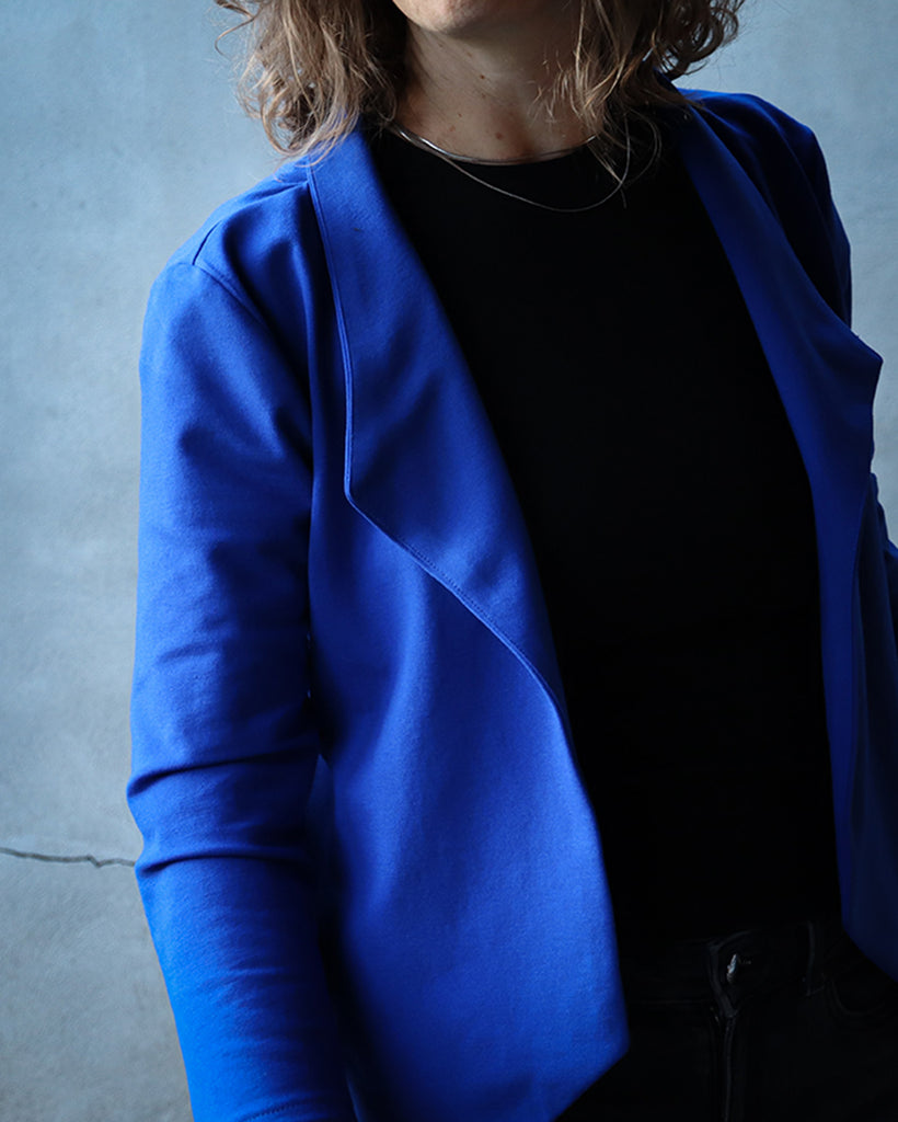 Nähbeispiel von unserem Romanitjersey in der Farbe Kobalt