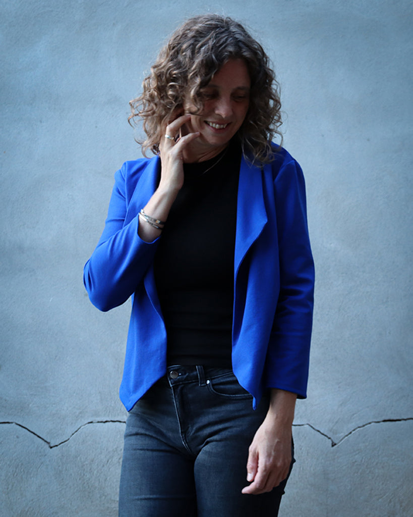 Nähbeispiel von unserem Romanitjersey in der Farbe Kobalt