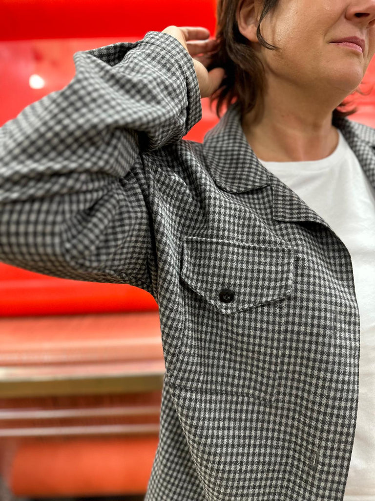 Nähbeispiel unseres Vichykaro Flanell in Grau als eine Jacke aus der Burda Easy