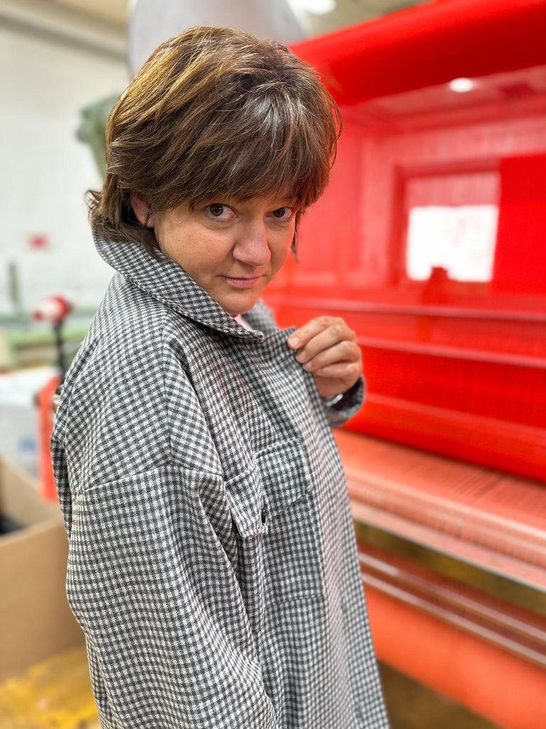 Nähbeispiel unseres Vichykaro Flanell in Grau als eine Jacke aus der Burda Easy