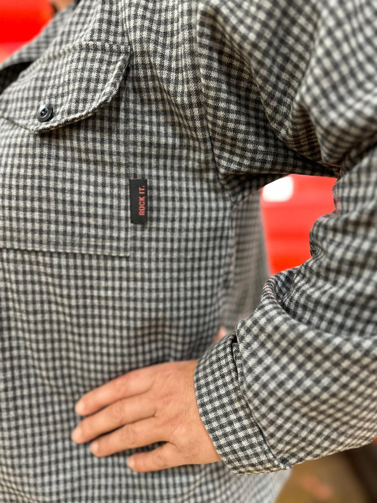 Nähbeispiel unseres Vichykaro Flanell in Grau als eine Jacke aus der Burda Easy