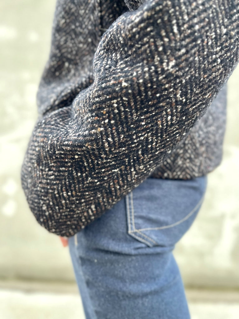 Designbeispiel von unserer Mantelware in Fischgratmuster als Jacke