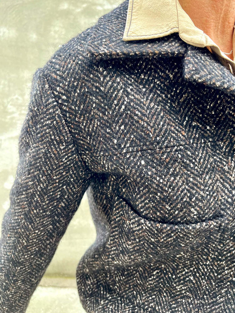 Designbeispiel von unserer Mantelware in Fischgratmuster als Jacke