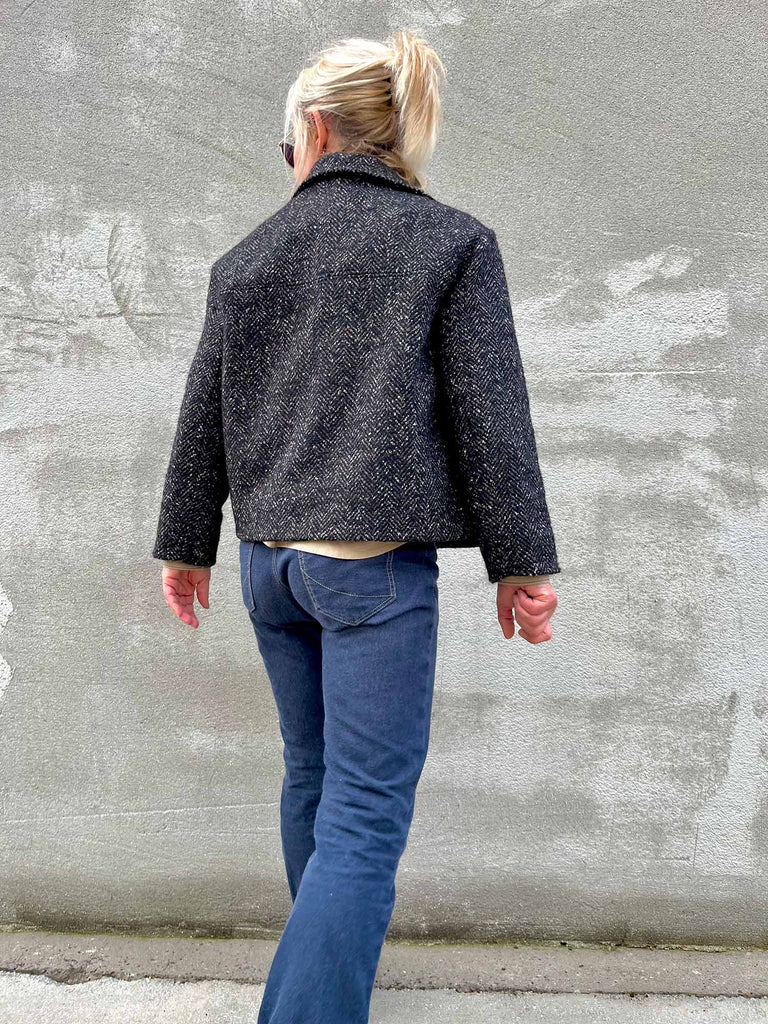 Designbeispiel von unserer Mantelware in Fischgratmuster als Jacke