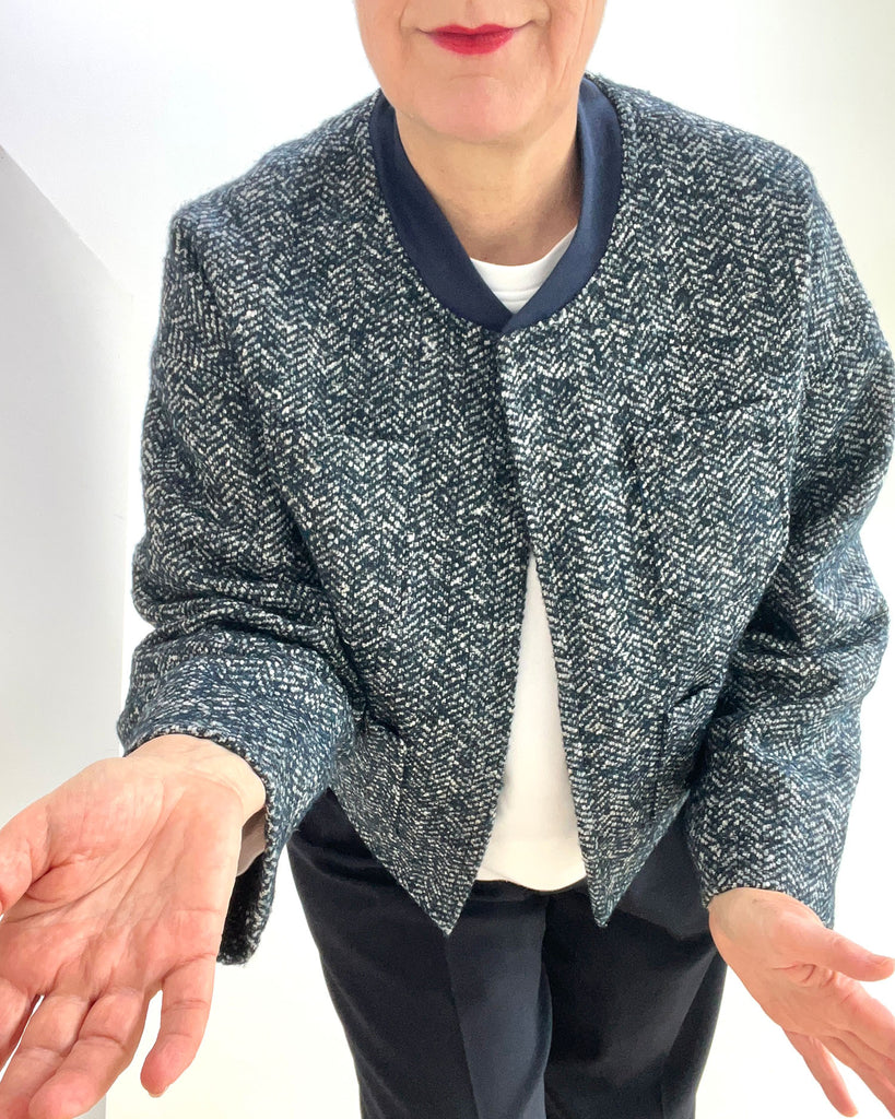 Designbeispiel von unserer Mantelware in blauweißem Fischgratmuster als Jacke