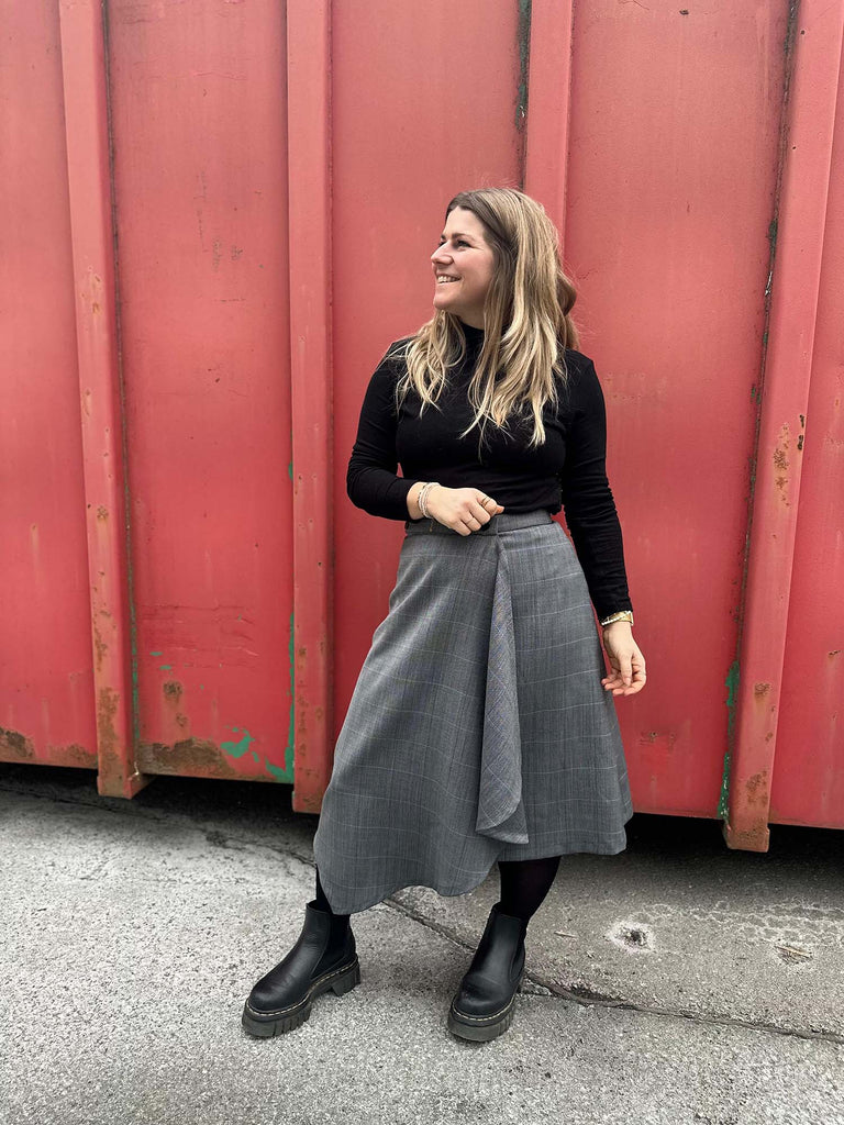 Nähbeispiel als Wickelrock aus unserem Wollseidenmix in Grau