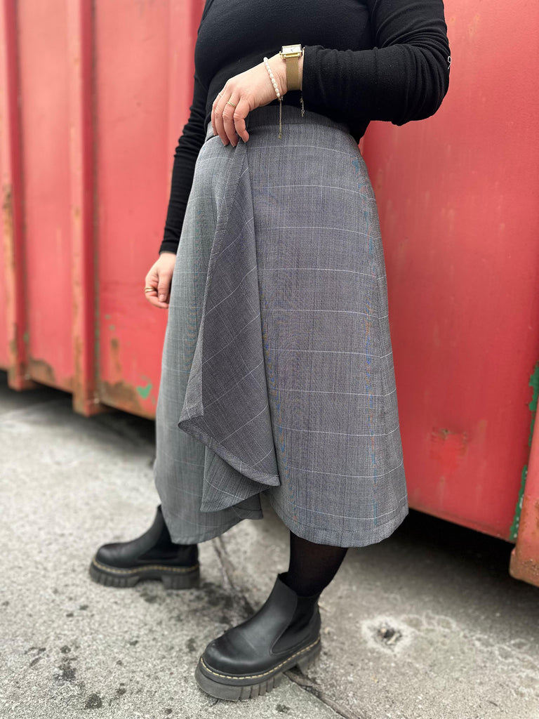Nähbeispiel als Wickelrock aus unserem Wollseidenmix in Grau
