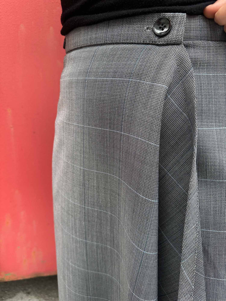 Nähbeispiel als Wickelrock aus unserem Wollseidenmix in Grau