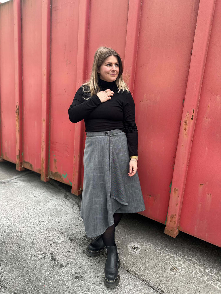 Nähbeispiel als Wickelrock aus unserem Wollseidenmix in Grau