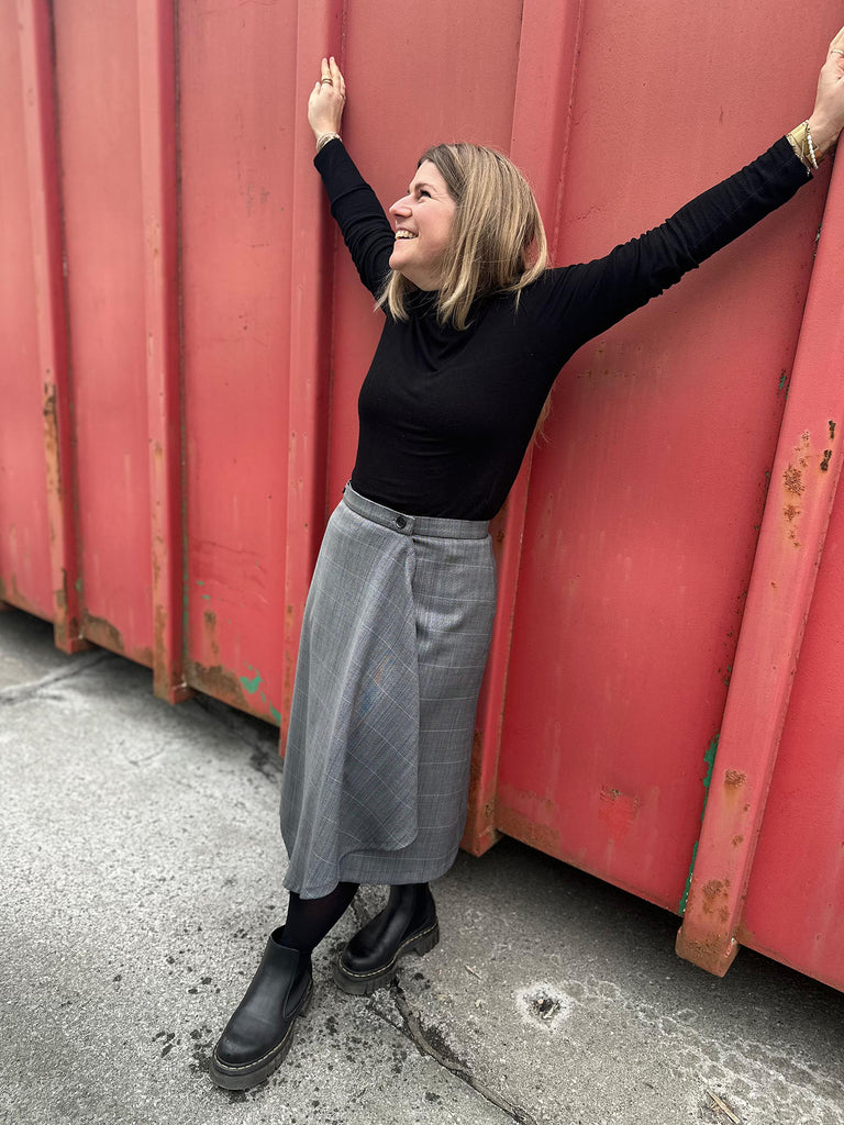 Nähbeispiel als Wickelrock aus unserem Wollseidenmix in Grau