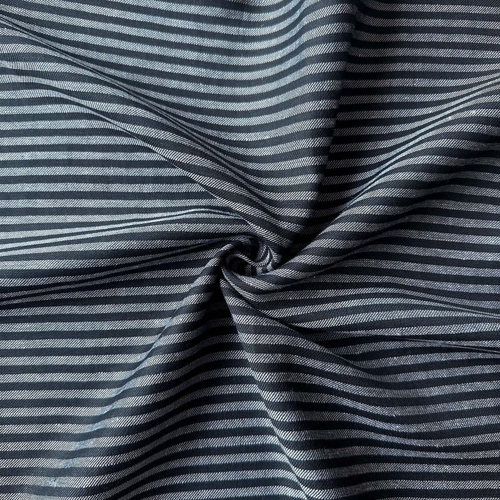Produktfoto vom Wolle-Leinen-Mix als Streifen in Schwarz und Grau