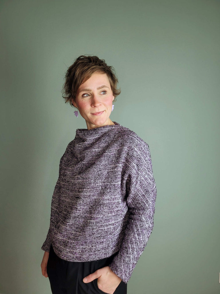 Designbeispiel vom Bouclé in der Farbe Amethyst als Schnittmuster "Kuschlige Klara" von @echtknorke