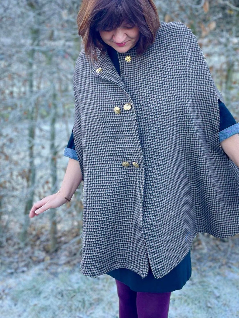 Beispiel vom German Tweed Pepita in Schwarz/Braun als Cape