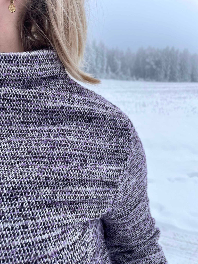Detailaufnahme vom Bouclé Amethyst als Pullover aus der Burda!